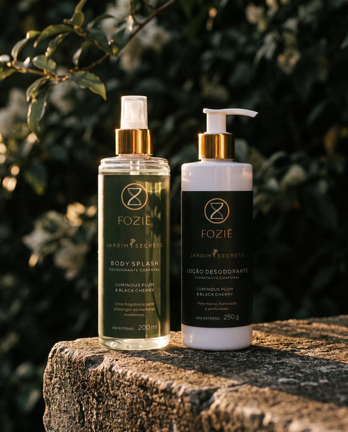 Duo Jardim Secreto Foziê: loção hidratante desodorante e body splash num jardim ao entardecer