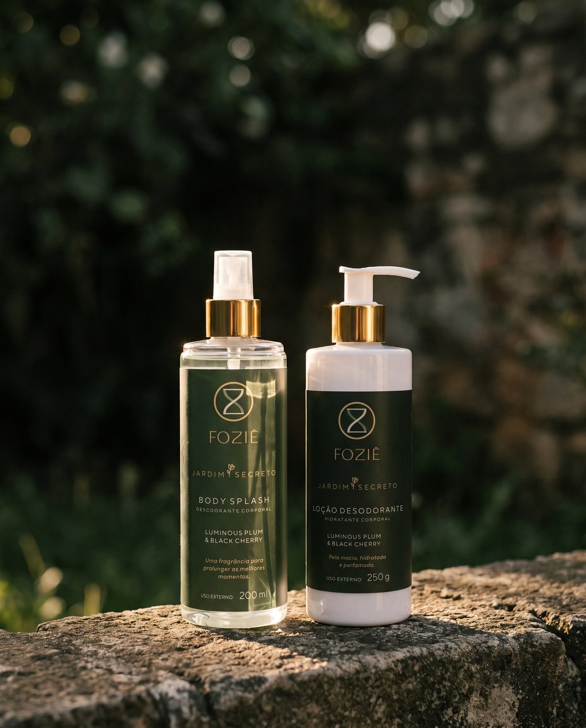 Lançamento Jardim Secreto: loção hidratante desodorante e body splash Foziê num jardim ao entardecer