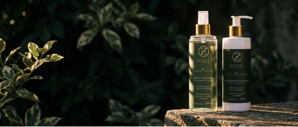 A imagem mostra o kit Duo Jardim Secreto da Foziê, com loção hidratante e body splash, ambos da família floral frutado.